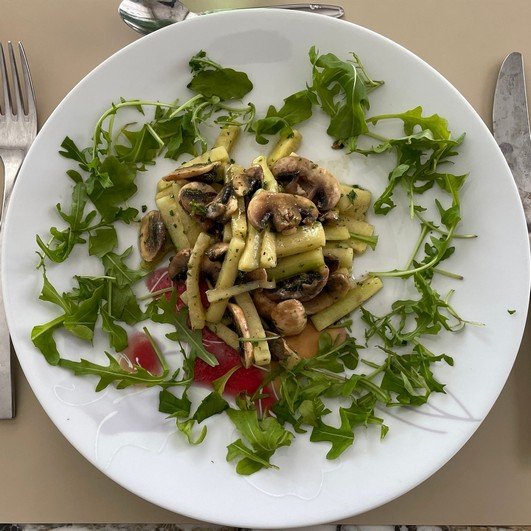 Bâtonnets de concombre, champignons de Paris et roquette